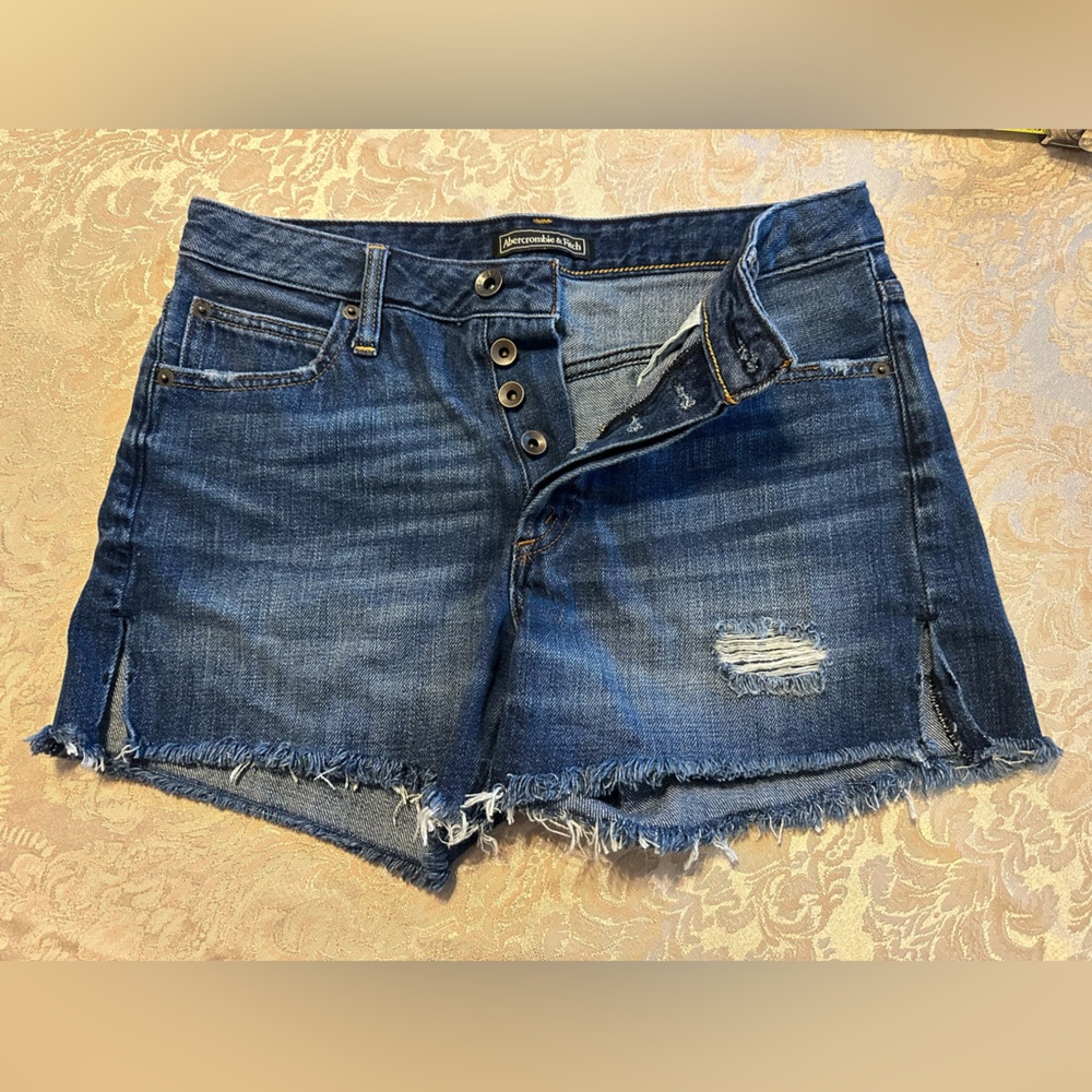 COPY - Abercrombie & Fitch distressed, 5 buttoned fly raw hem Shorts size 27
